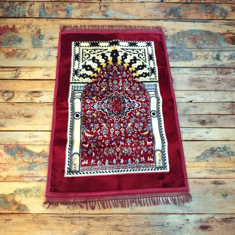 #155 - Desenli Kaymaz Taban Peluş Seccade - Yumuşak ve Şık Namaz Kılma Örtüsü