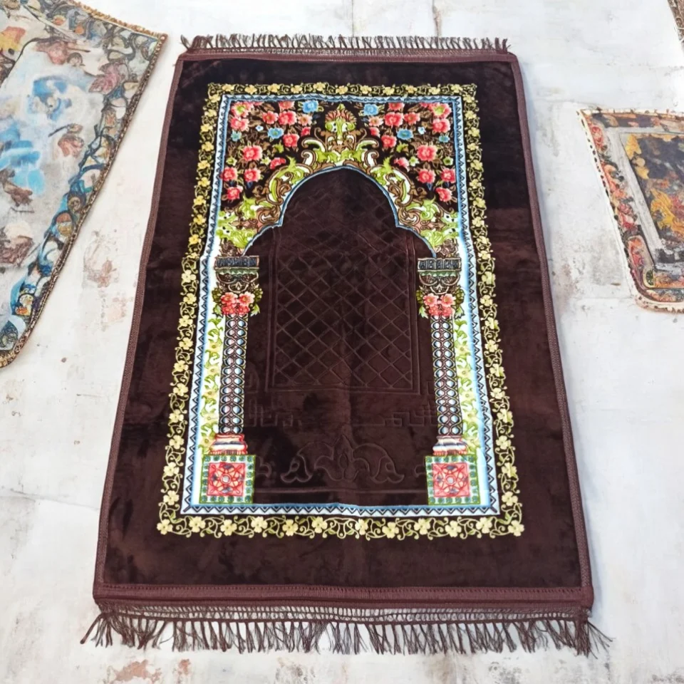 #154 - Desenli Kaymaz Taban Peluş Seccade - Yumuşak ve Şık Namaz Kılma Örtüsü