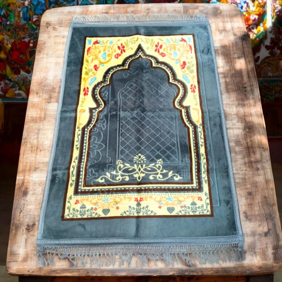 #153 - Desenli Kaymaz Taban Peluş Seccade - Yumuşak ve Şık Namaz Kılma Örtüsü