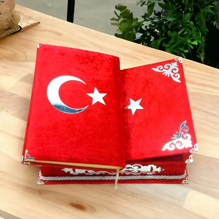 Rahleli ve Türk Bayrağı Temalı Kutu İçerisinde Kuranı Kerim